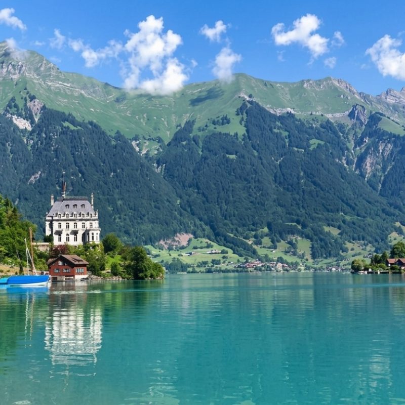 Lago Oeschinensee com montanhas alpinas na Suíça